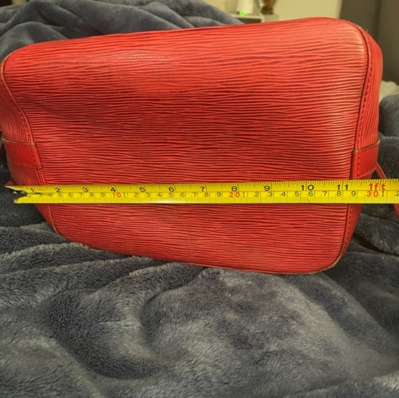 (SOLD)Authentic vintage Louis Vuitton Red Epi bucket noe bag - Picture 10 of 12